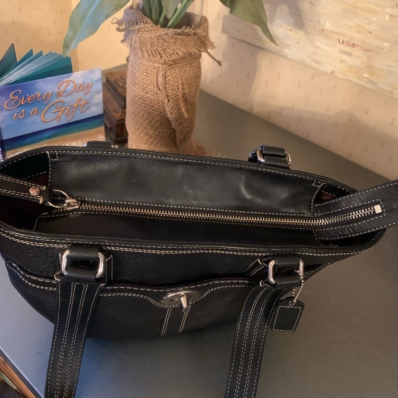 COACH, Handbag BLACK PEBBLE LEATHER, large pocket on front and back. Zip closure - Picture 7 of 8